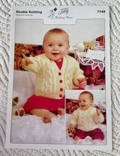 Load image into Gallery viewer, Teddy DK knitting pattern 7148 Baby’s Sweater &amp; Cardigan -  16-22 ins

