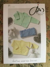 Load image into Gallery viewer, Jenny Watson 4 ply knitting pattern 5034 - Babies’ Cardigans &amp; Sweater
